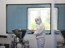 不負(fù)秋日好時(shí)光 ，亞歐廠里生產(chǎn)忙， 機(jī)器轟鳴干勁足，熱火朝天普新章！